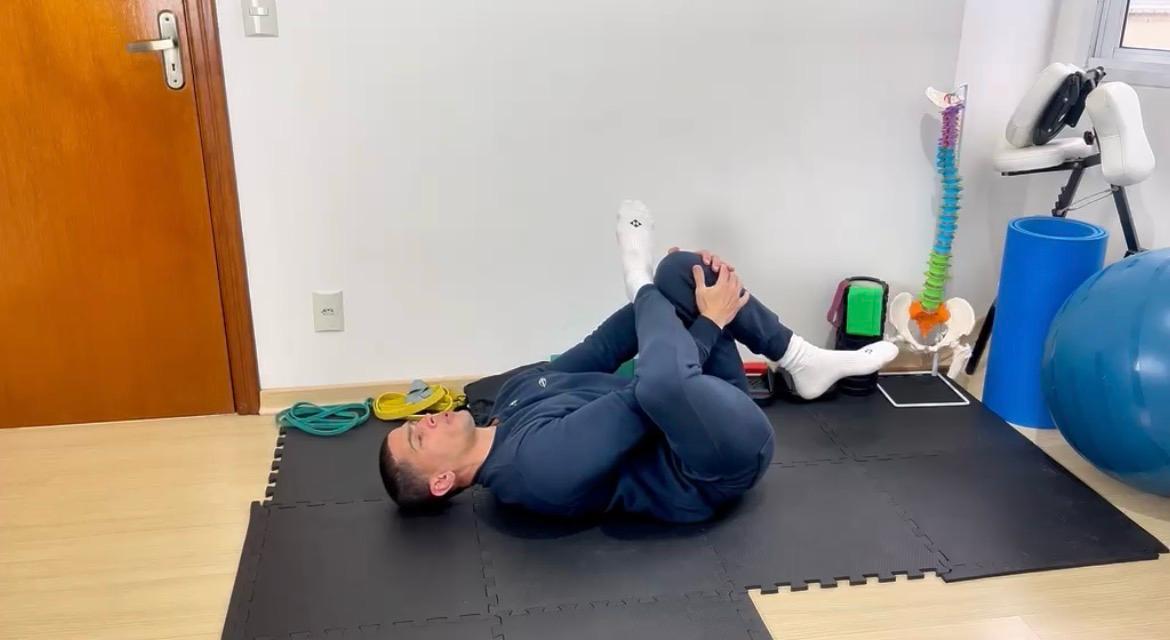 David Vazquez em exercício de joelho ao peito para a lombar